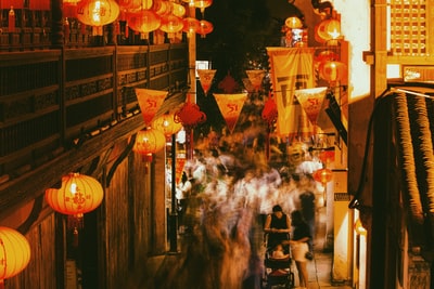 白色和红色的纸灯笼街在夜间

